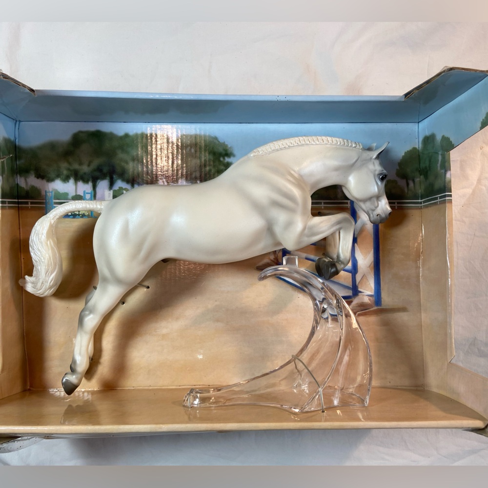 Breyer Model Horse Newsworthy #712‎ NIB Retired 2009 Hunter Jumper Champ pony